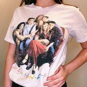 TV SHOW FRIENDS ON COUCH TEE🐝🌻